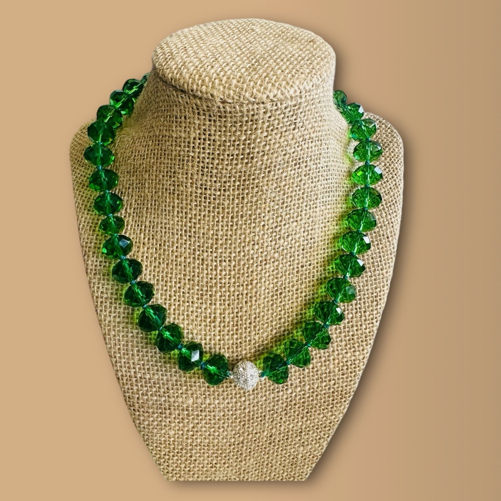 Elegant necklace knotted crystals, NEW